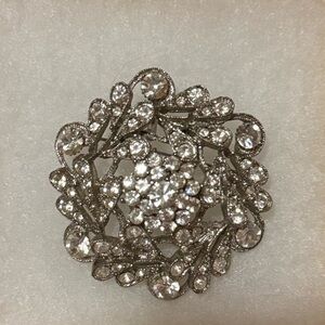 SALE- Fashion Vintage-Style Clear Crystal Floral  Brooch/Pendant EUC